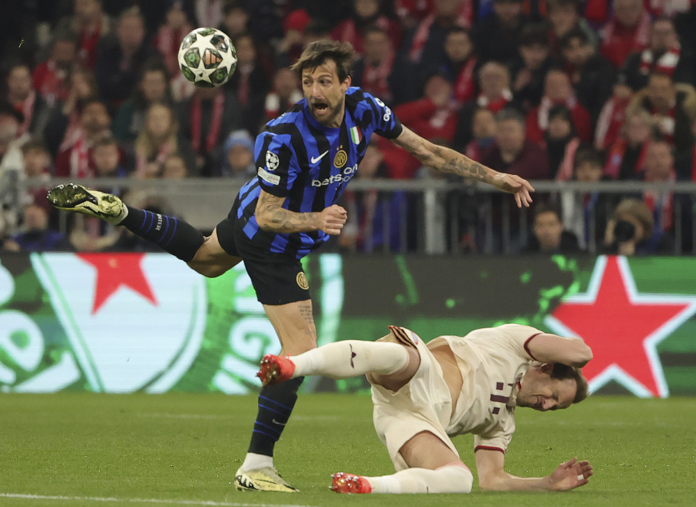 半场： 萨索洛2-1佛罗伦萨，曼德拉戈拉点射，沃尔帕托破门（半场战报：萨索洛2-1领先佛罗伦萨，曼德拉戈拉点球命中，沃尔帕托建功）