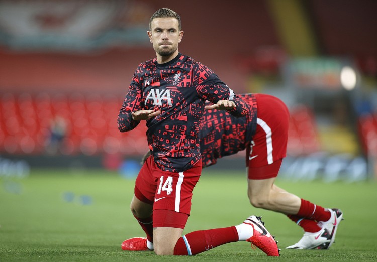 海港6日上午转道新加坡去新山，颜骏凌、徐新获颁纪念球衣（海港队6日上午经新加坡转赴新山，颜骏凌与徐新获赠纪念球衣）