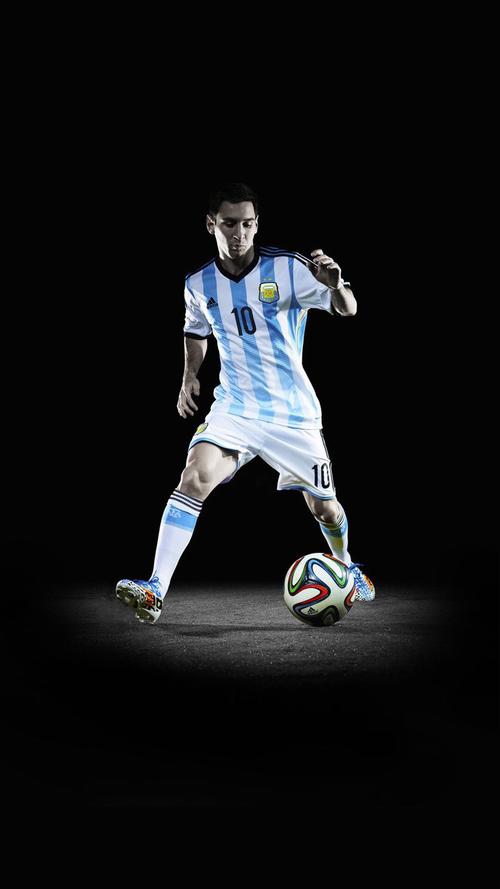 足球国足公开训练吸引千名球迷现场加油（国足公开训练现场迎来上千球迷助威）