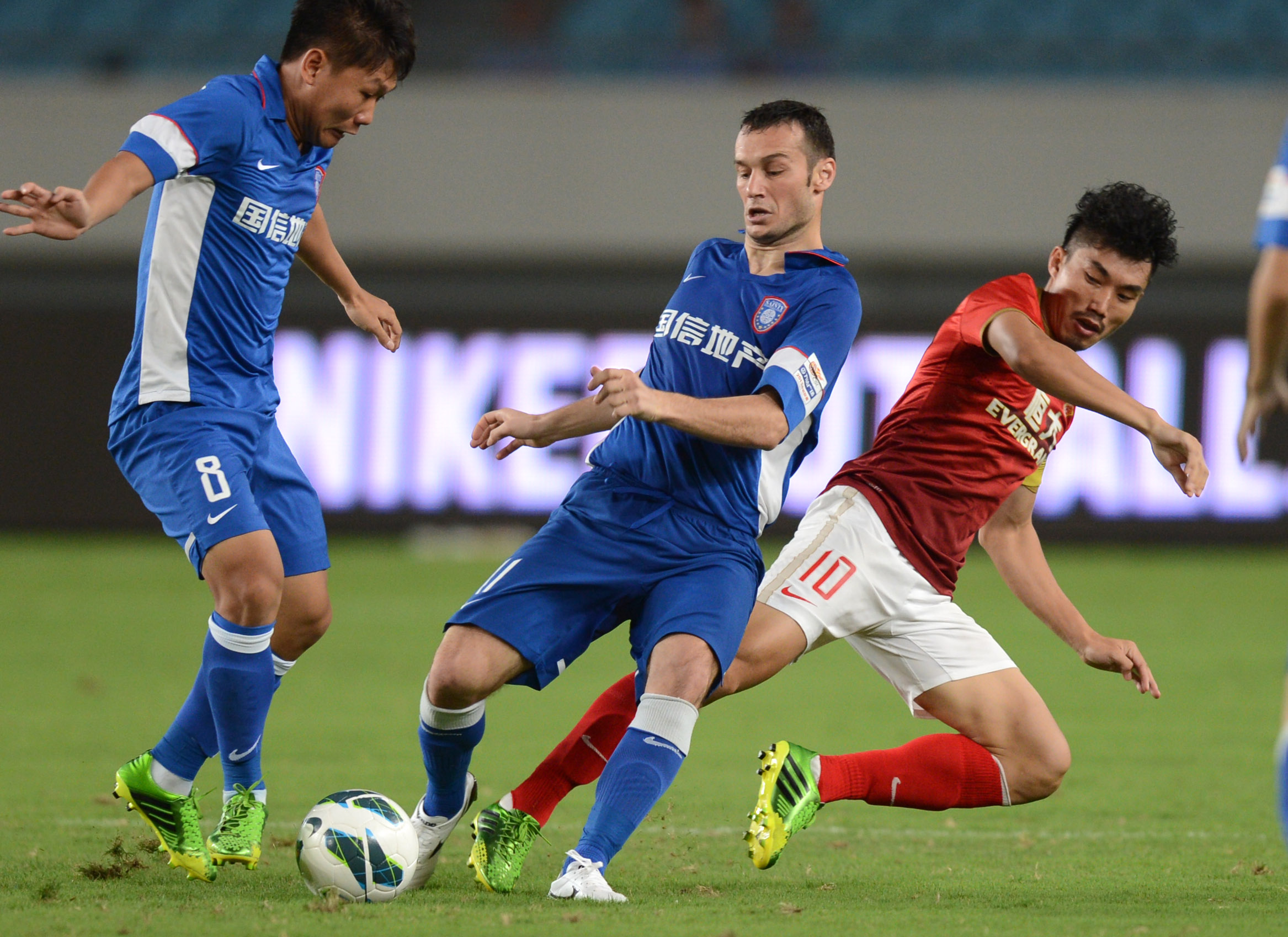 蔚山代理主帅：向球迷道歉，但老被骂真的让我很烦（蔚山代理主帅向球迷致歉：总被骂让我很烦）