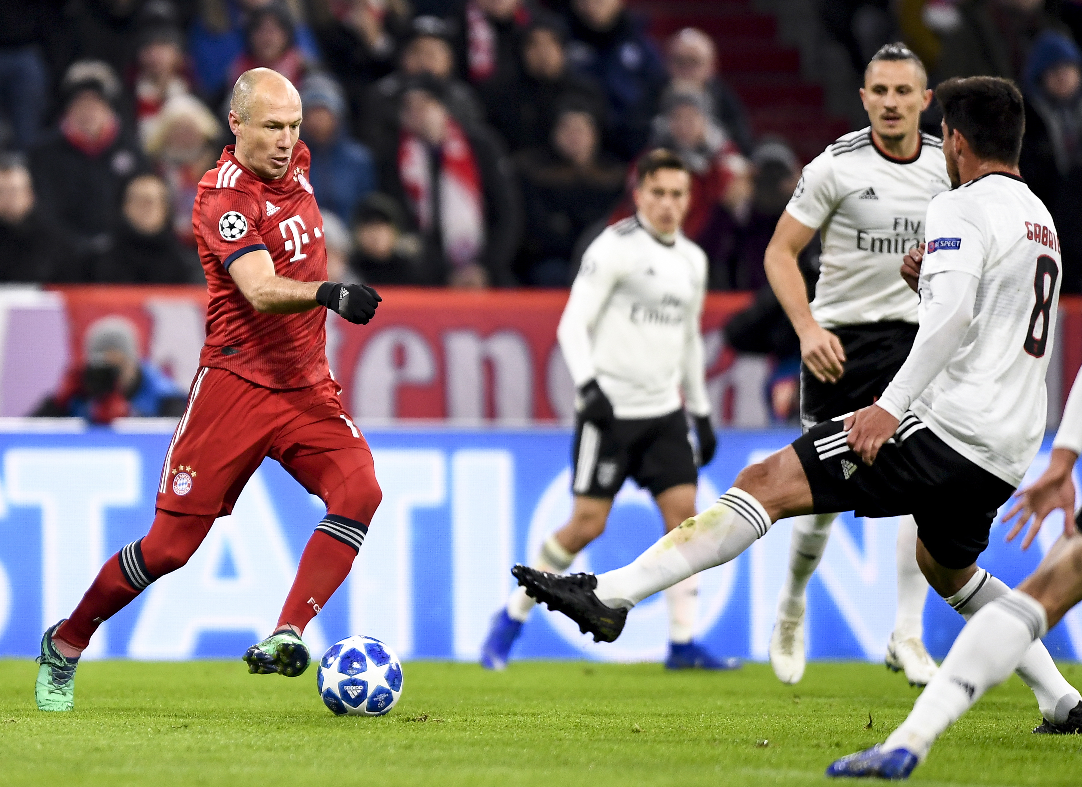 皇马质问拉波尔塔：巴萨付内格雷拉钱为何暴涨8倍？（皇马质疑拉波尔塔：巴萨给内格雷拉的款项为何飙涨八倍？）