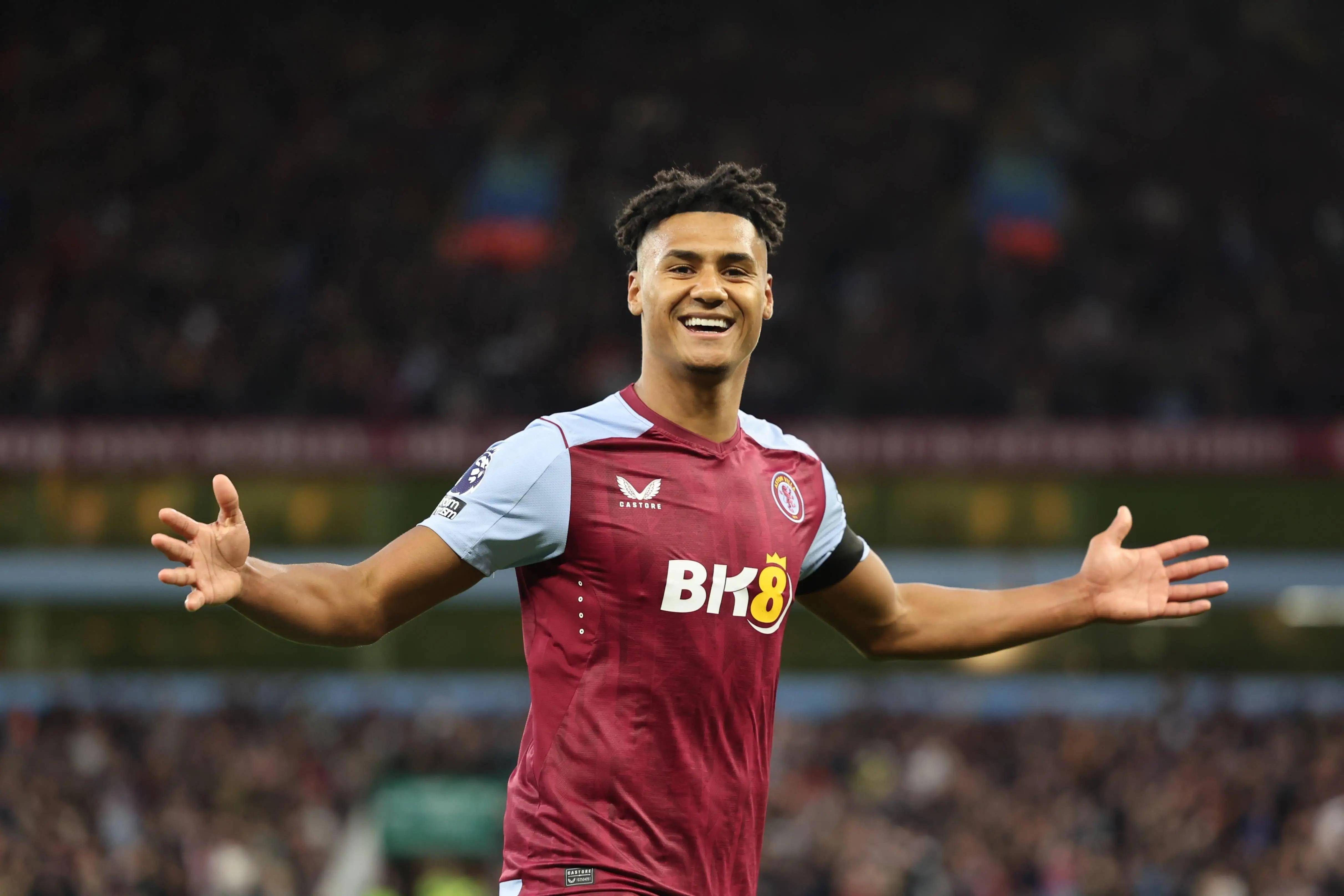 成都1-2河南赛中，阿奇姆彭遭看台球迷竖中指+骂黑鬼（成都1-2不敌河南，阿奇姆彭比赛中遭看台球迷竖中指及种族歧视辱骂）