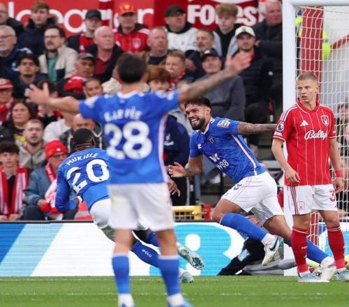 防线漏洞频出 对手屡屡冲击（防守屡现破绽 对手频频冲击）