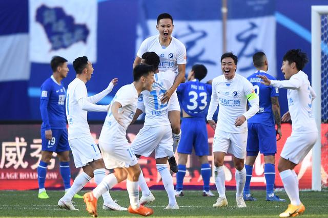 被球迷询问是否会考虑加盟阿森纳，库尼亚大笑回应（被问是否加盟阿森纳，库尼亚笑着回应）