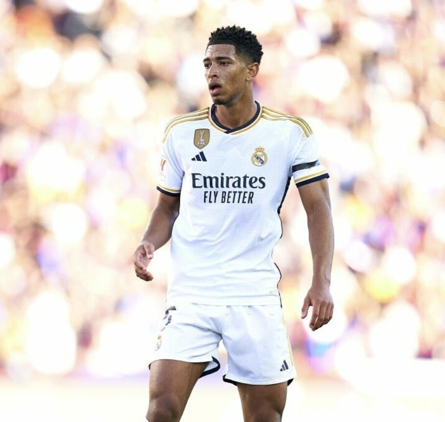 维尼修斯社媒秀恩爱：球场上风驰电掣，女友身边秒变俏皮男孩（维尼修斯社媒晒恩爱：赛场飞驰如电，女友身边瞬间变身俏皮男孩）