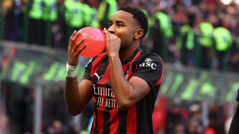 媒体人：阿奇姆彭很职业、不惹事，配得上在中超挣得每一分钱（媒体人称阿奇姆彭职业自律、不惹事，在中超的每一分收入都物有所值）