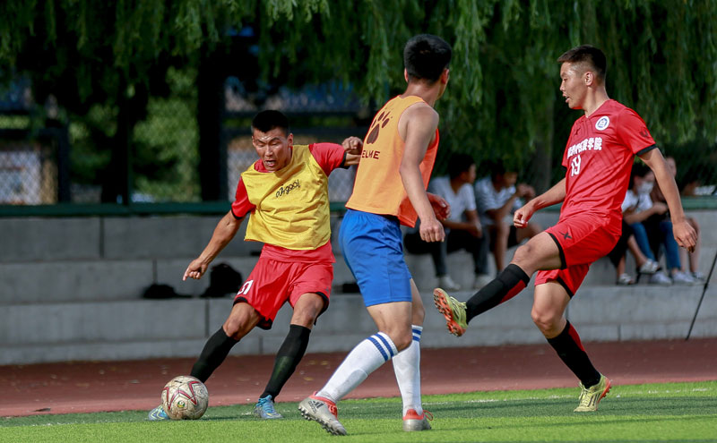足球国足门将扑出关键点球，助球队惊险取胜（国足门将神扑关键点球，助球队险胜告捷）