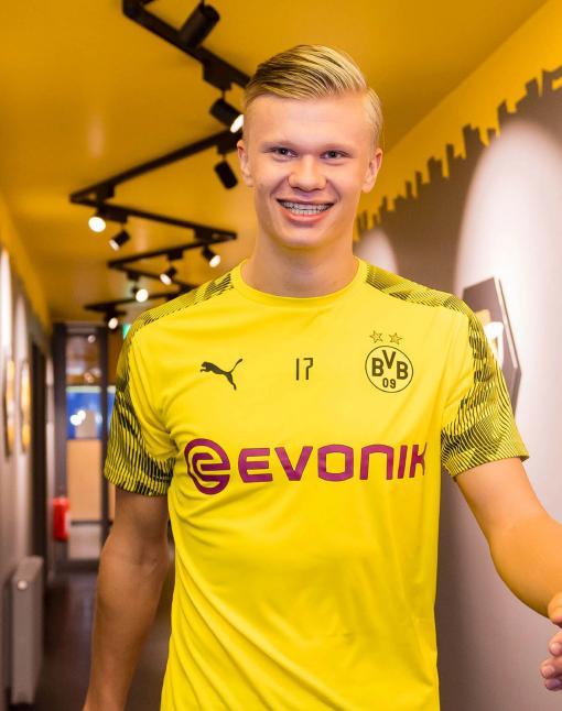 TA：为储备体能，基耶萨在圣诞节当天独自在利物浦基地加训（TA：为提升体能储备，基耶萨圣诞节独自在利物浦基地加练）