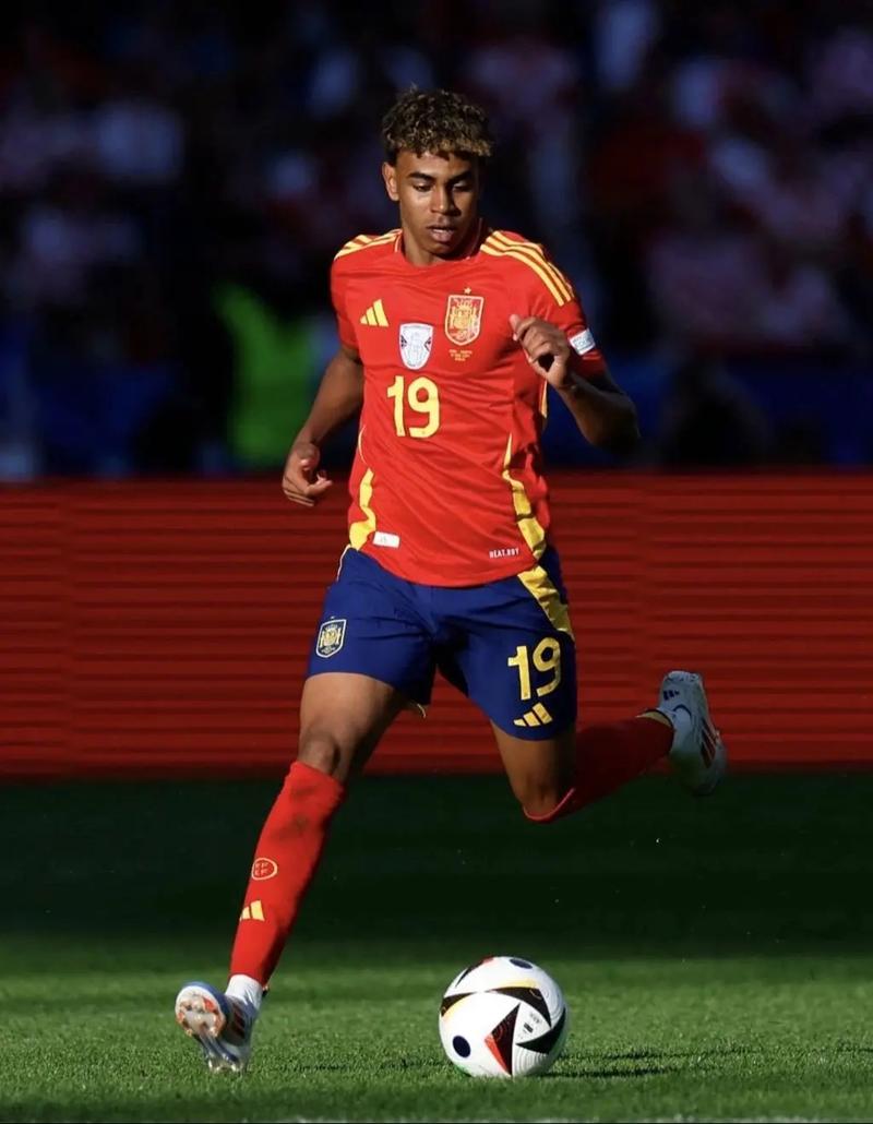 德乙半场：贝尔纳特屡献神扑，汉诺威暂0-0卡尔斯鲁厄（德乙半场战报：贝尔纳特神勇连扑，汉诺威与卡尔斯鲁厄暂时0-0）