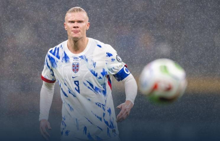 超高人气，一印度女球迷接机时手举标语：梅西，拯救印度足球（人气爆棚，印度女球迷机场举牌呼喊：梅西，请拯救印度足球）